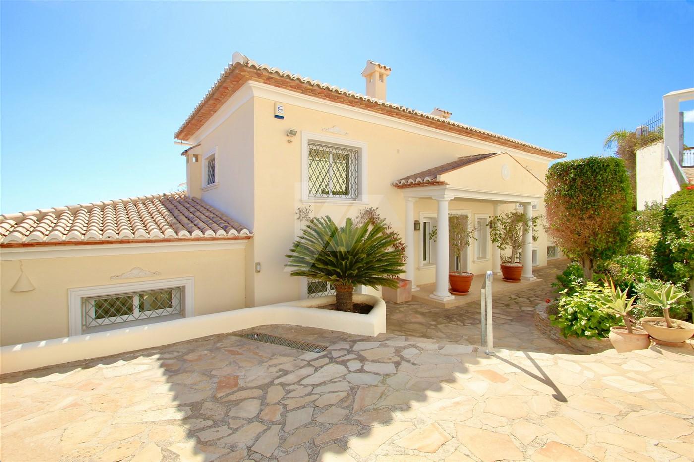 Villa de lujo en venta con vistas panorámicas al mar en Moraira, Costa Blanca.