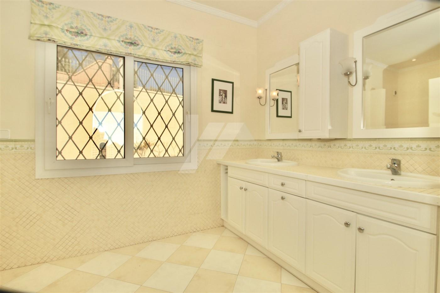 Villa de lujo en venta con vistas panorámicas al mar en Moraira, Costa Blanca.