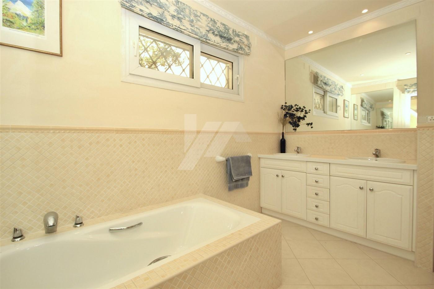 Villa de lujo en venta con vistas panorámicas al mar en Moraira, Costa Blanca.