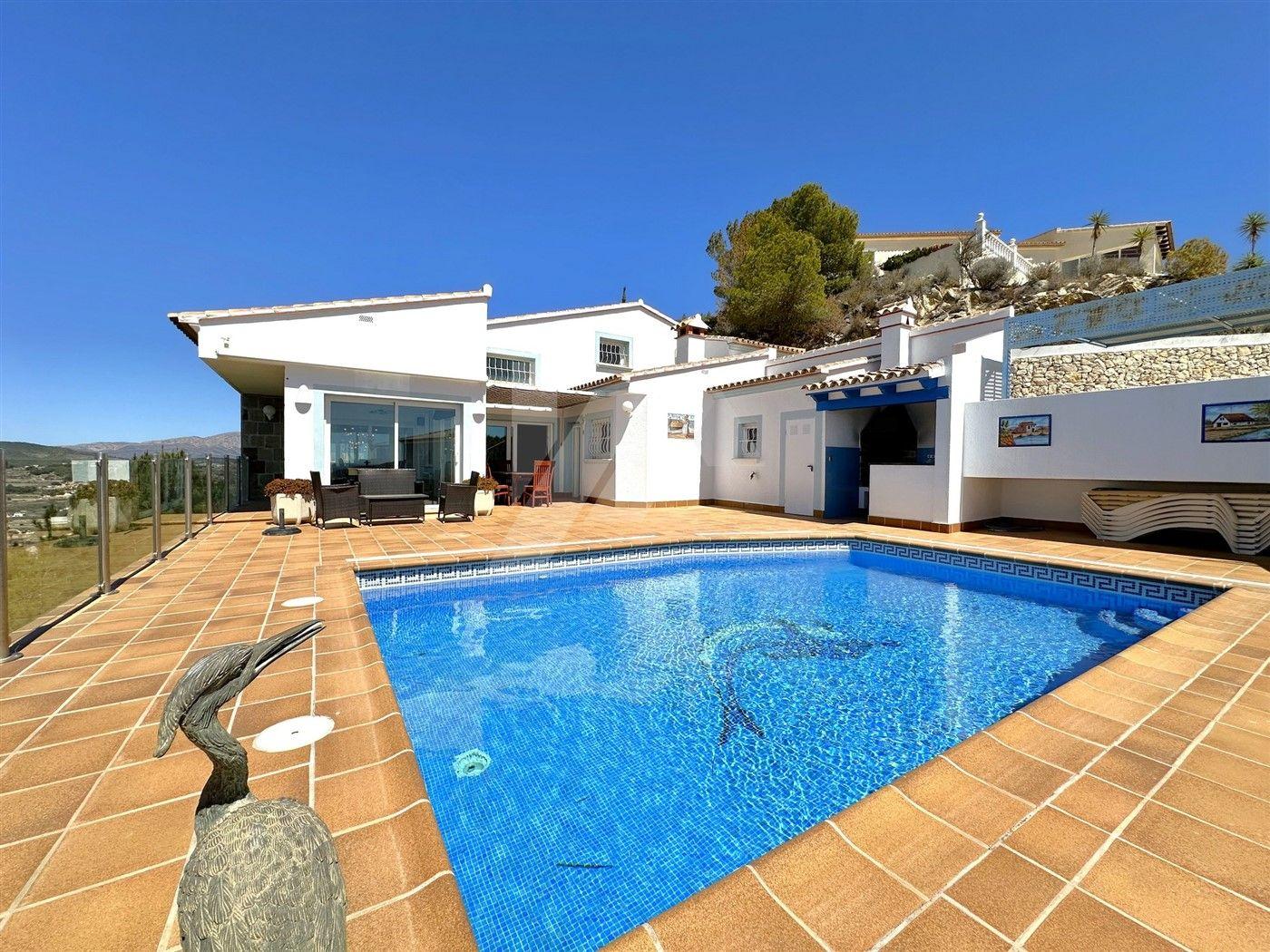 Excepcional villa en venta con vistas al mar en Moraira.