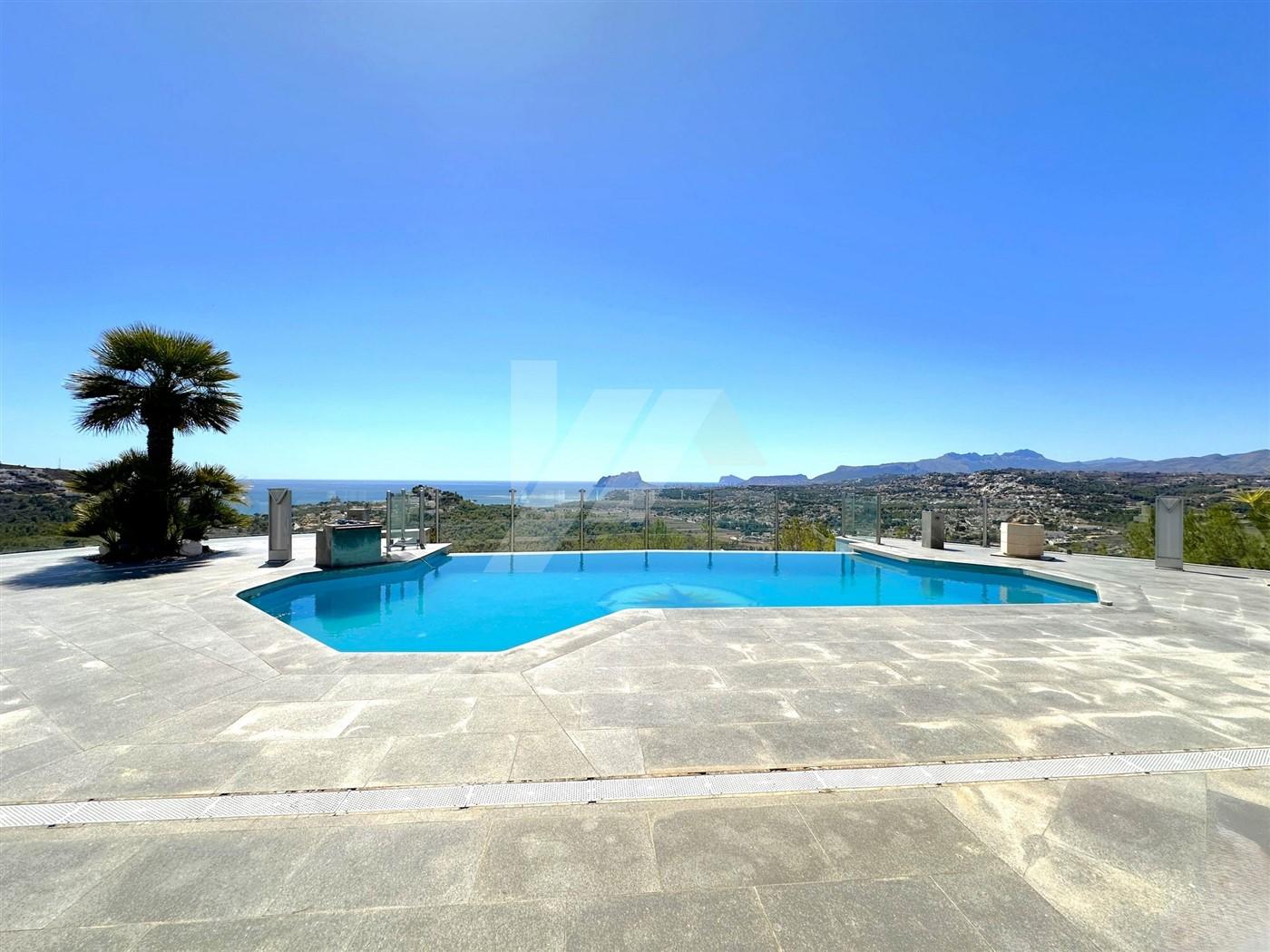 Villa con vistas panorámicas al mar en venta en Moraira, Costa Blanca.