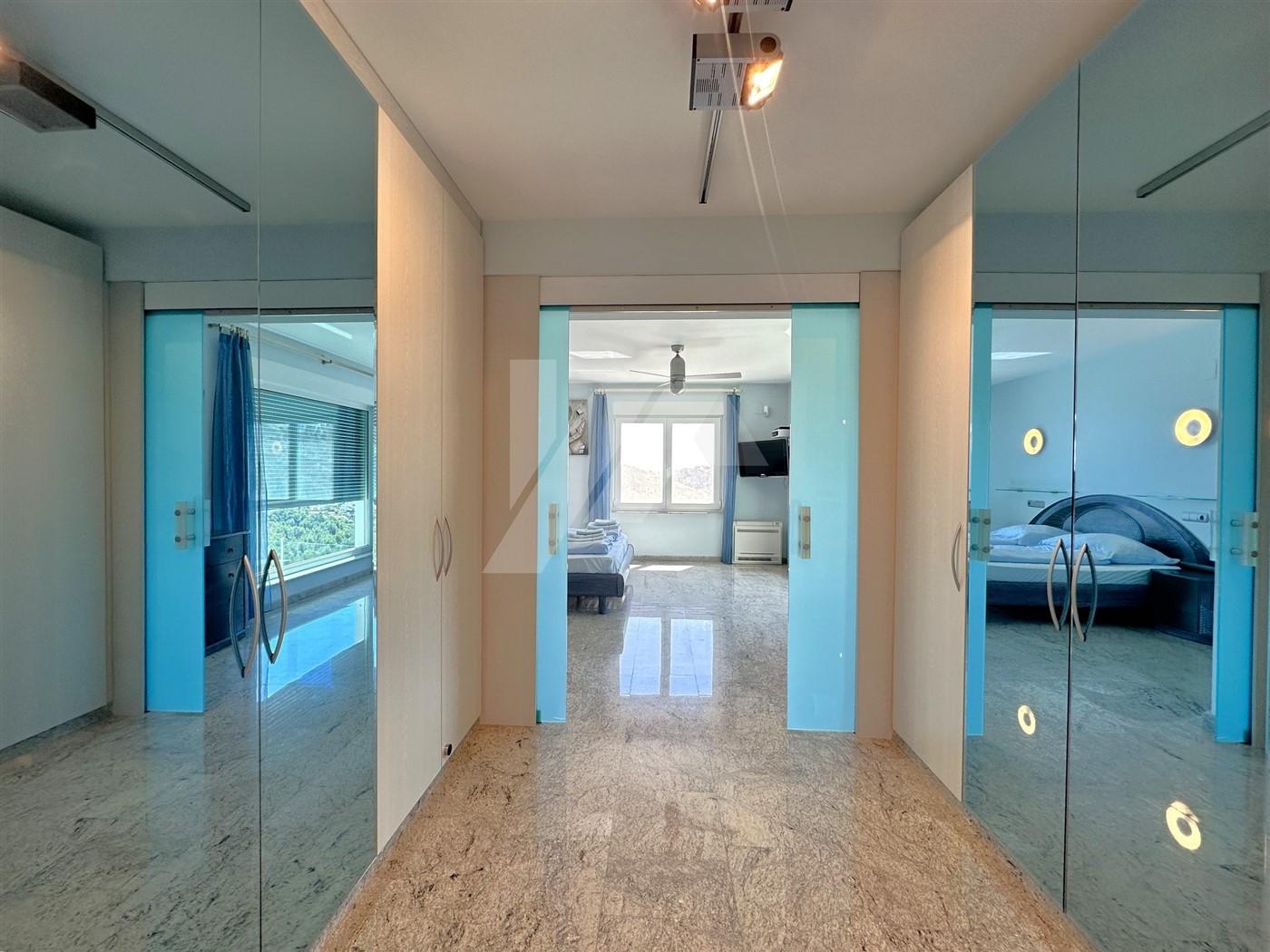 Villa con vistas panorámicas al mar en venta en Moraira, Costa Blanca.