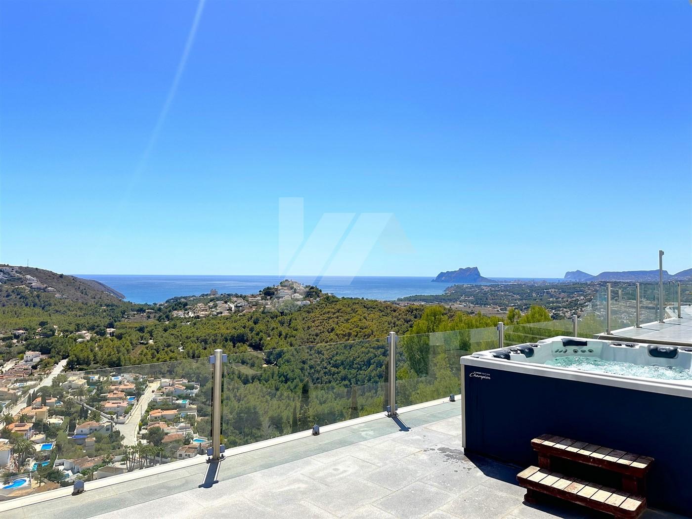 Villa con vistas panorámicas al mar en venta en Moraira, Costa Blanca.