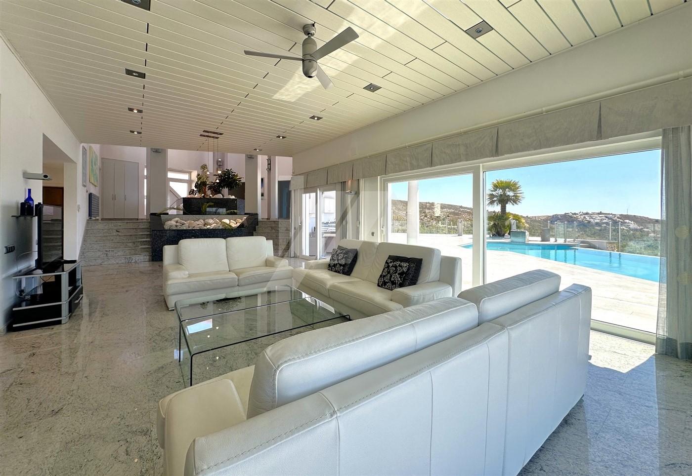Villa con vistas panorámicas al mar en venta en Moraira, Costa Blanca.