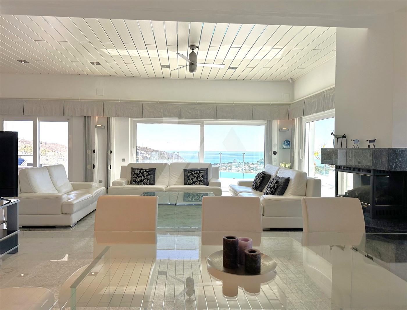 Villa con vistas panorámicas al mar en venta en Moraira, Costa Blanca.
