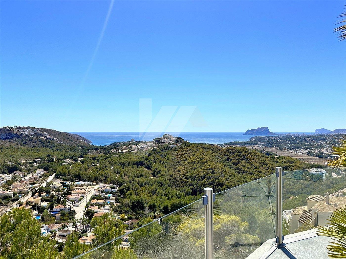 Villa con vistas panorámicas al mar en venta en Moraira, Costa Blanca.