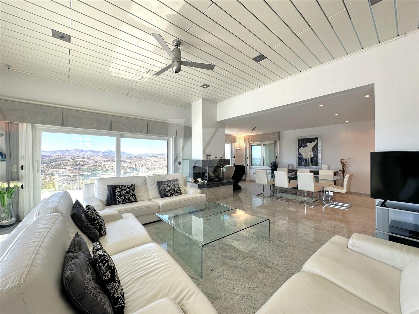 Villa con vistas panorámicas al mar en venta en Moraira, Costa Blanca.
