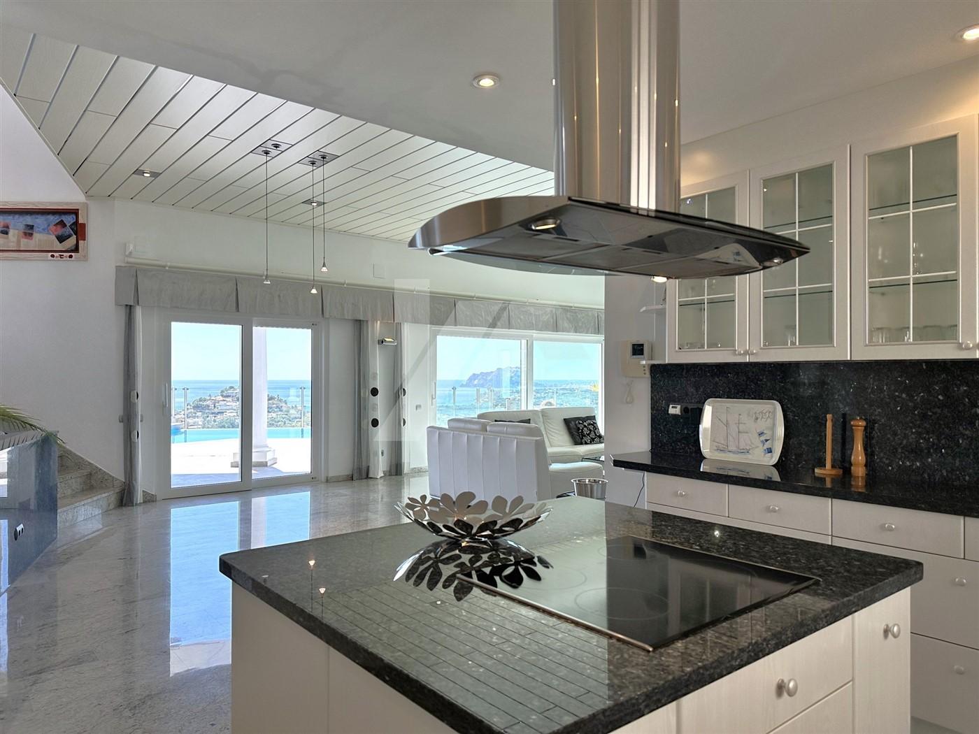 Villa con vistas panorámicas al mar en venta en Moraira, Costa Blanca.