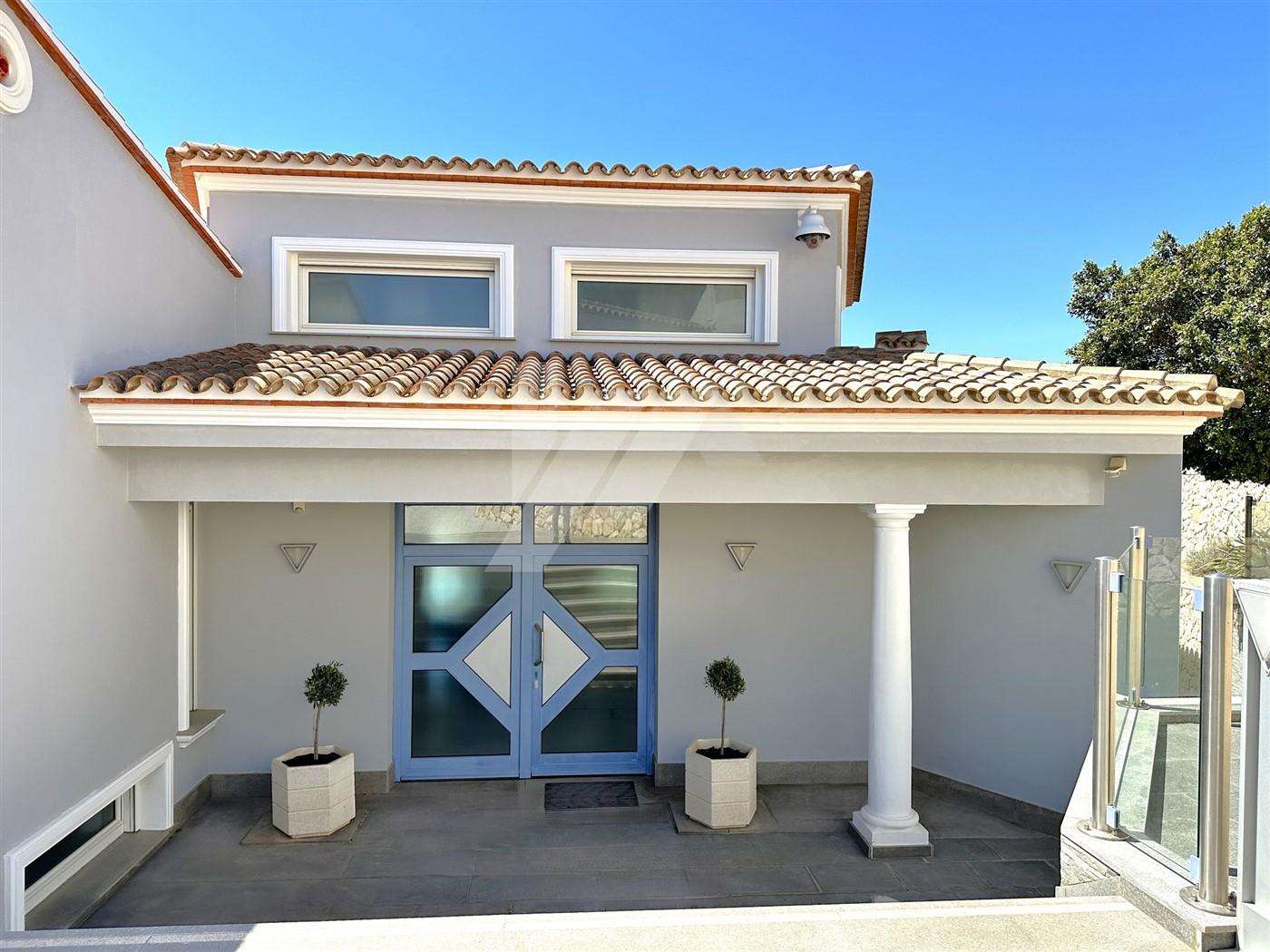 Villa con vistas panorámicas al mar en venta en Moraira, Costa Blanca.