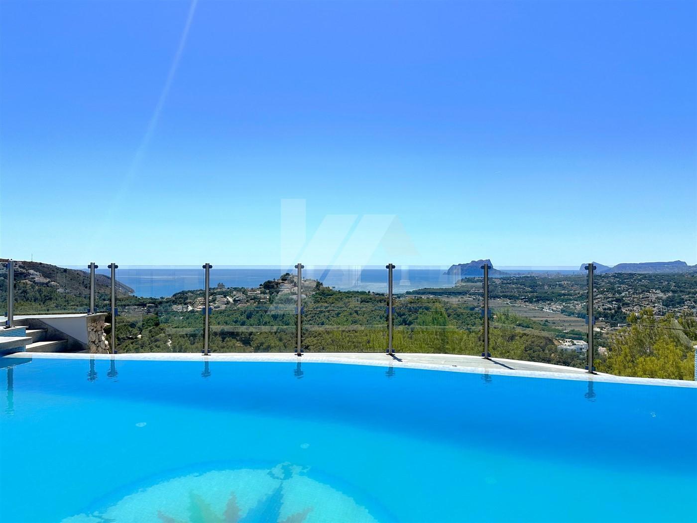 Villa con vistas panorámicas al mar en venta en Moraira, Costa Blanca.