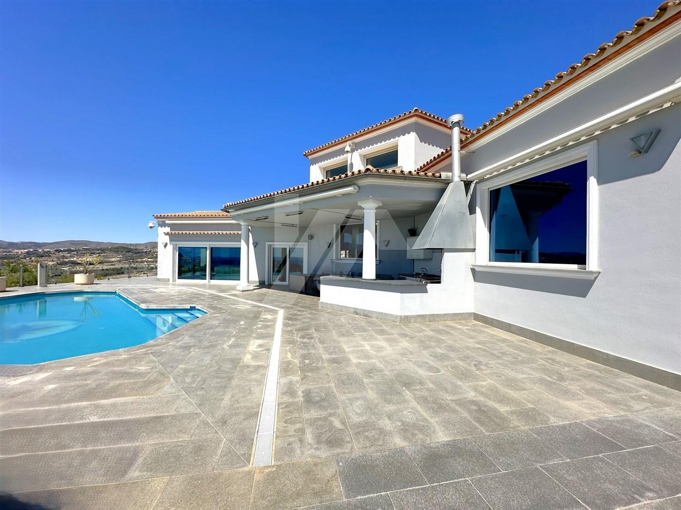 Villa con vistas panorámicas al mar en venta en Moraira, Costa Blanca.