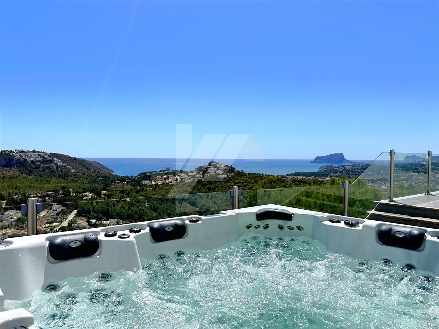 Villa con vistas panorámicas al mar en venta en Moraira, Costa Blanca.