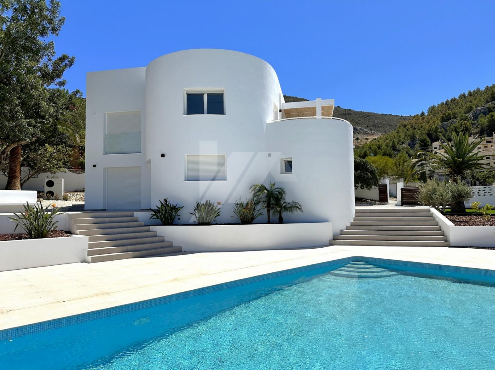 Villa en venta de Estilo Ibicenco con Vistas al Mar, cerca de Moraira.