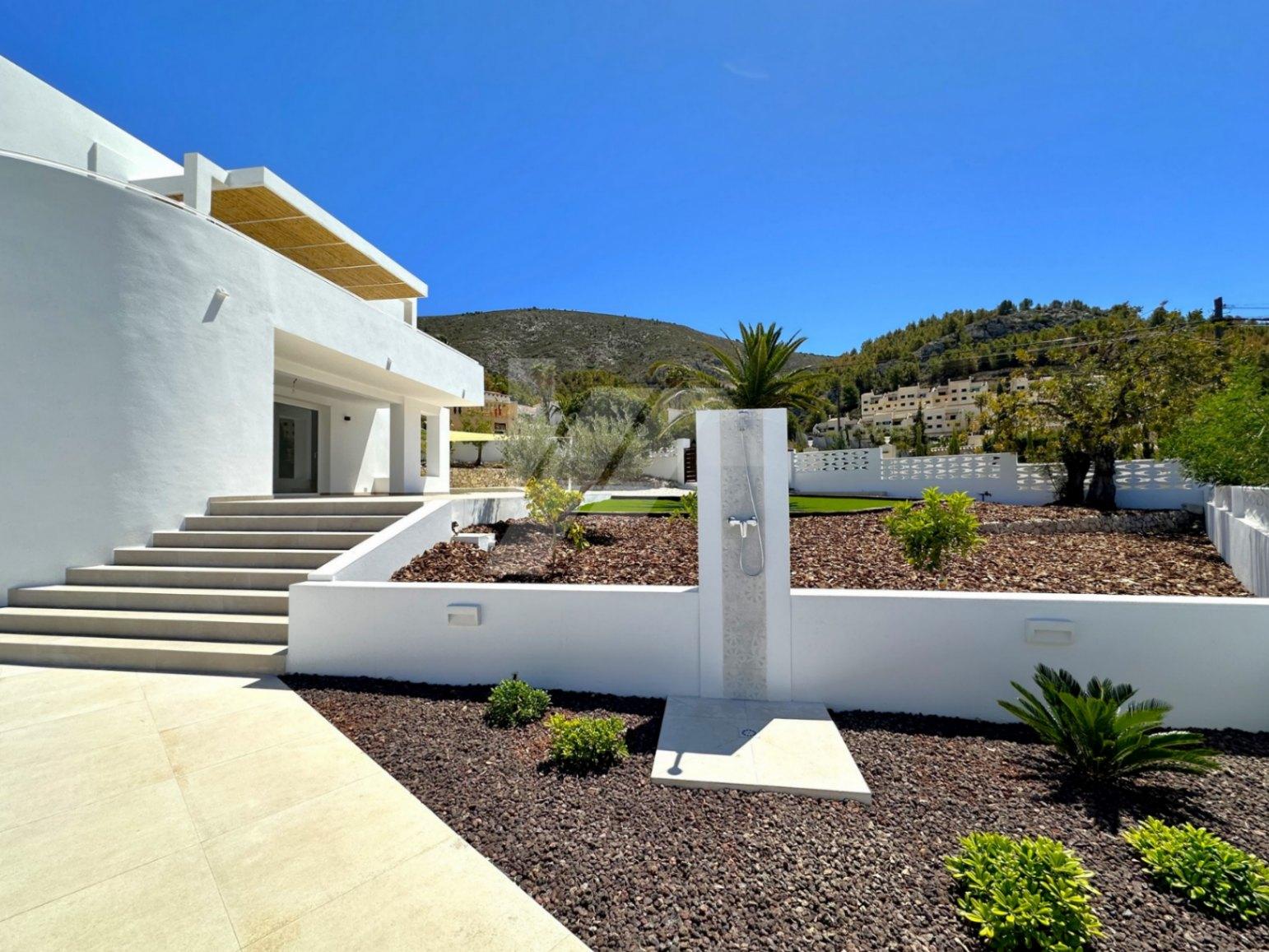 Villa en venta de Estilo Ibicenco con Vistas al Mar, cerca de Moraira.