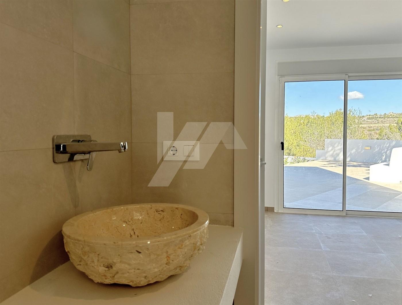 Villa en venta de Estilo Ibicenco con Vistas al Mar, cerca de Moraira.