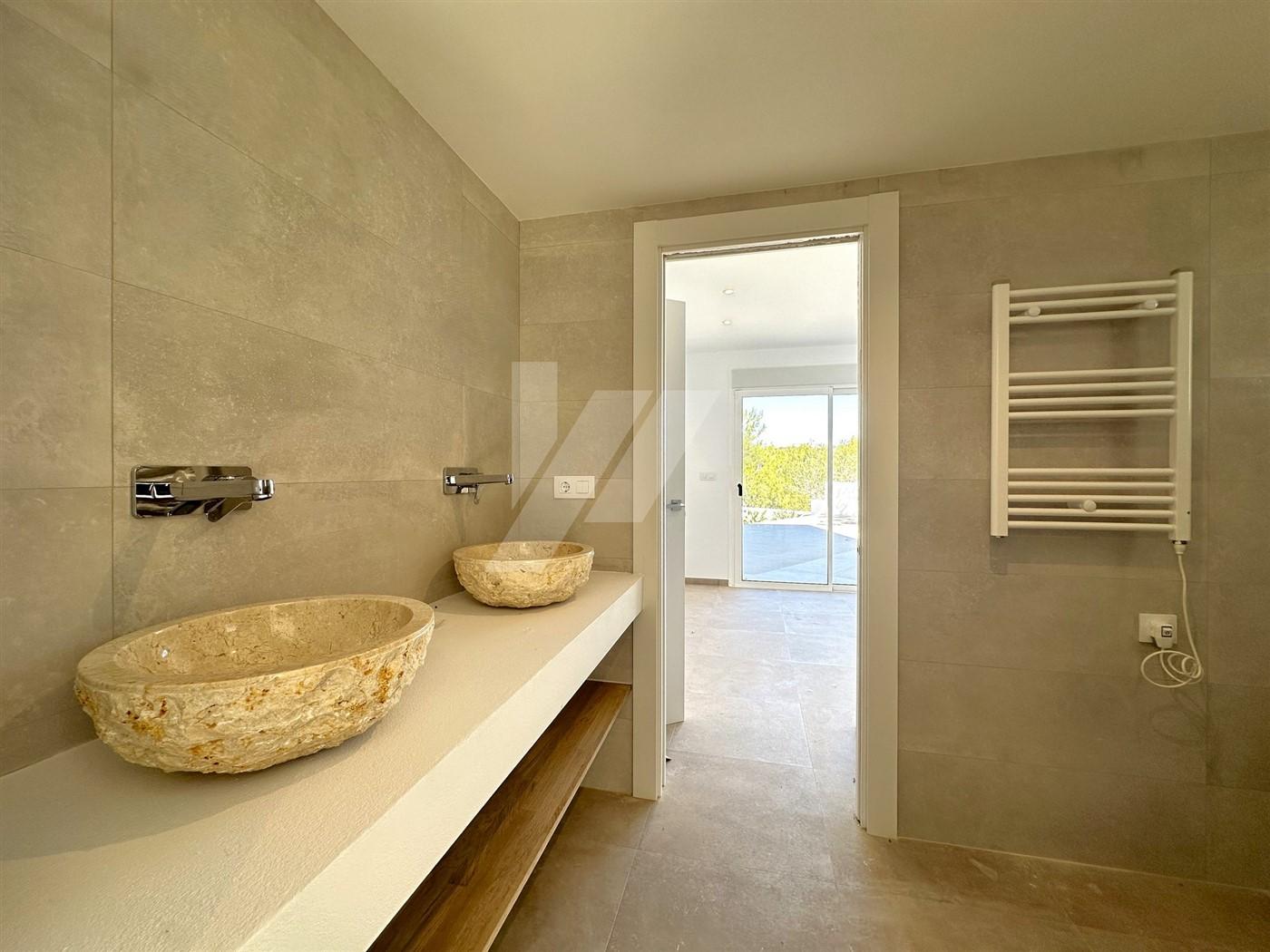 Villa en venta de Estilo Ibicenco con Vistas al Mar, cerca de Moraira.