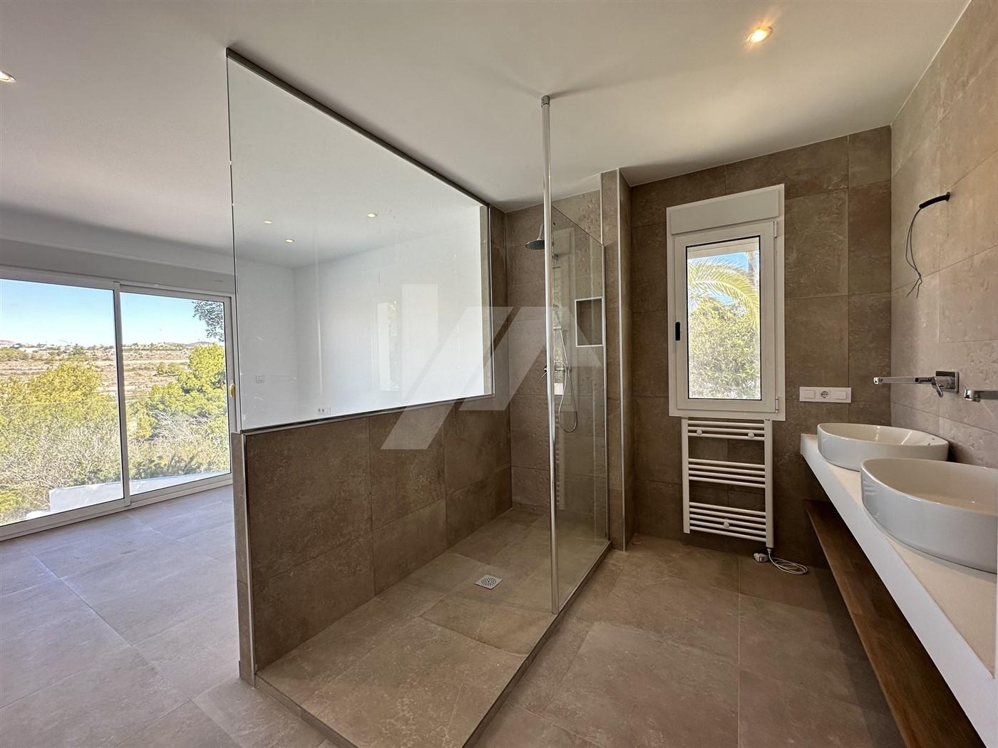 Villa en venta de Estilo Ibicenco con Vistas al Mar, cerca de Moraira.