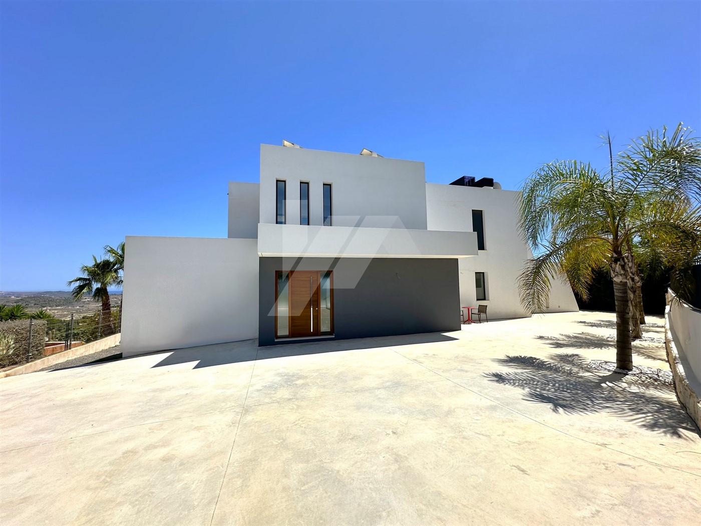 Villa con vistas panoramicas al mar en venta en Moraira, Costa Blanca.